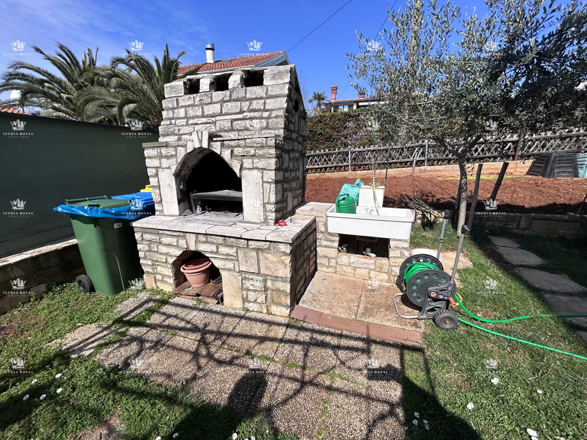 Istria, Novigrad, casa indipendente abitabile con 4 appartamenti, 330 m2, terreno di 600 m2, in vendita