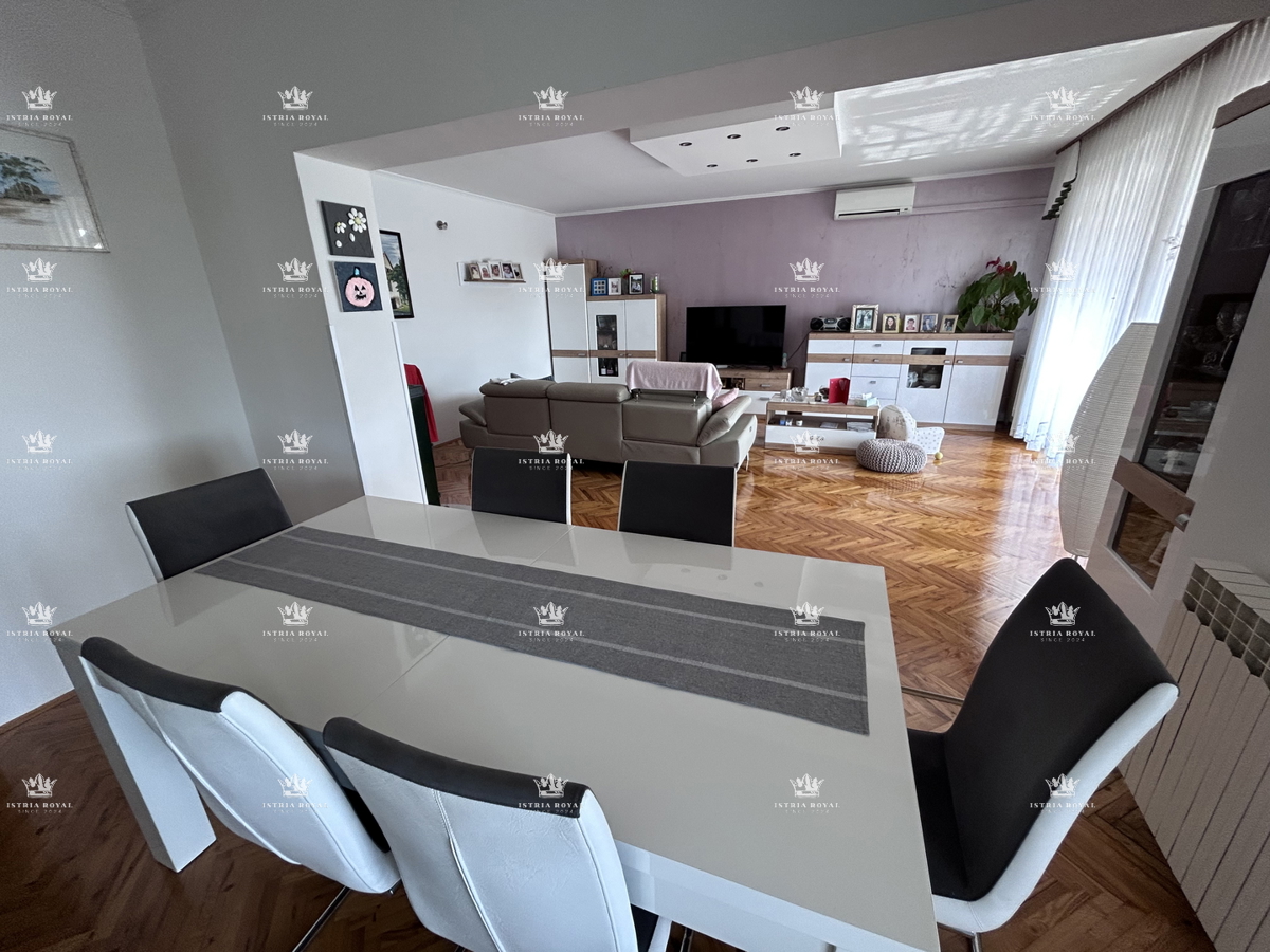 Istria, Novigrad, casa indipendente abitabile con 4 appartamenti, 330 m2, terreno di 600 m2, in vendita
