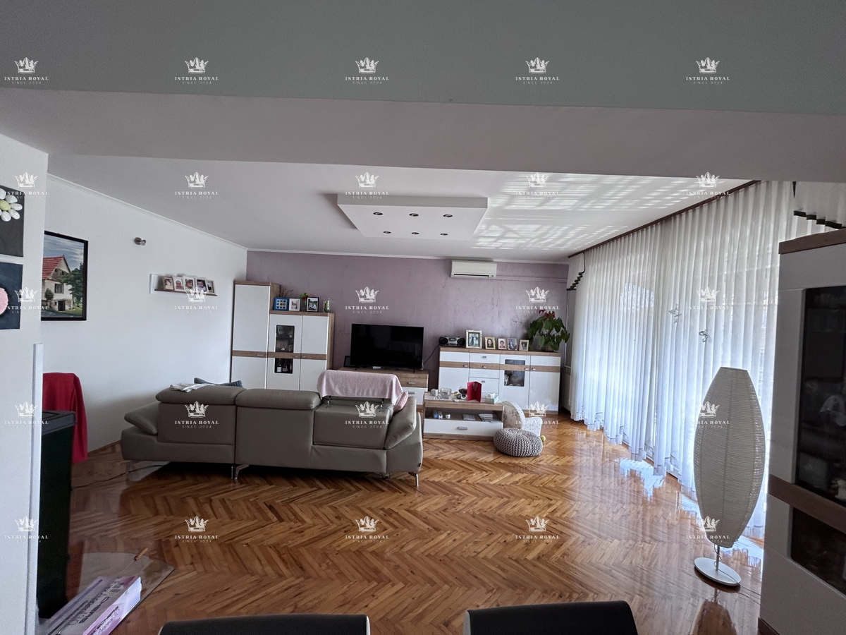 Istria, Novigrad, casa indipendente abitabile con 4 appartamenti, 330 m2, terreno di 600 m2, in vendita