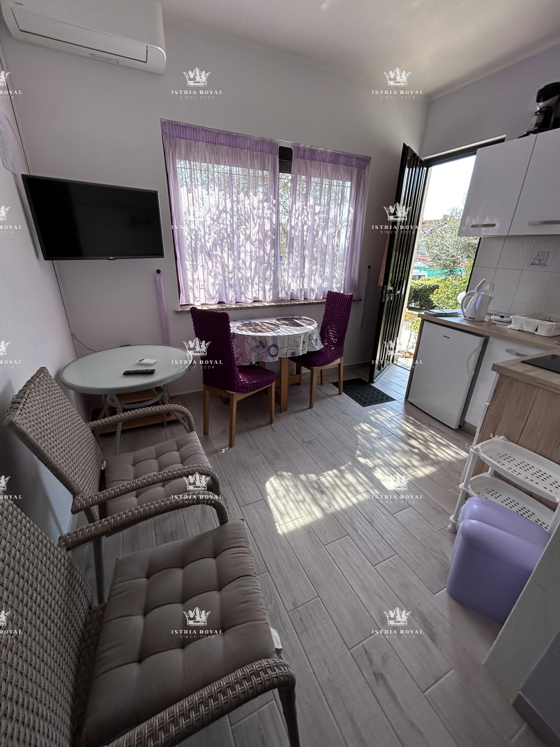 Istria, Novigrad, casa indipendente abitabile con 4 appartamenti, 330 m2, terreno di 600 m2, in vendita