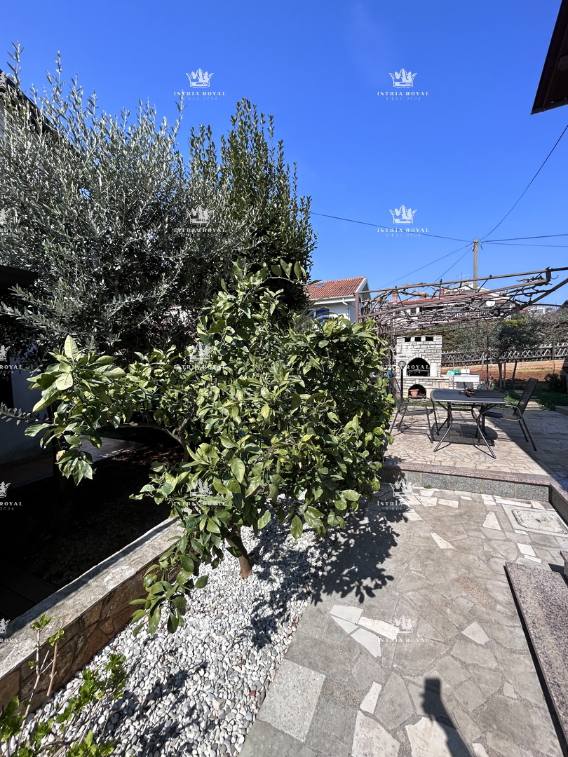 Istria, Novigrad, casa indipendente abitabile con 4 appartamenti, 330 m2, terreno di 600 m2, in vendita