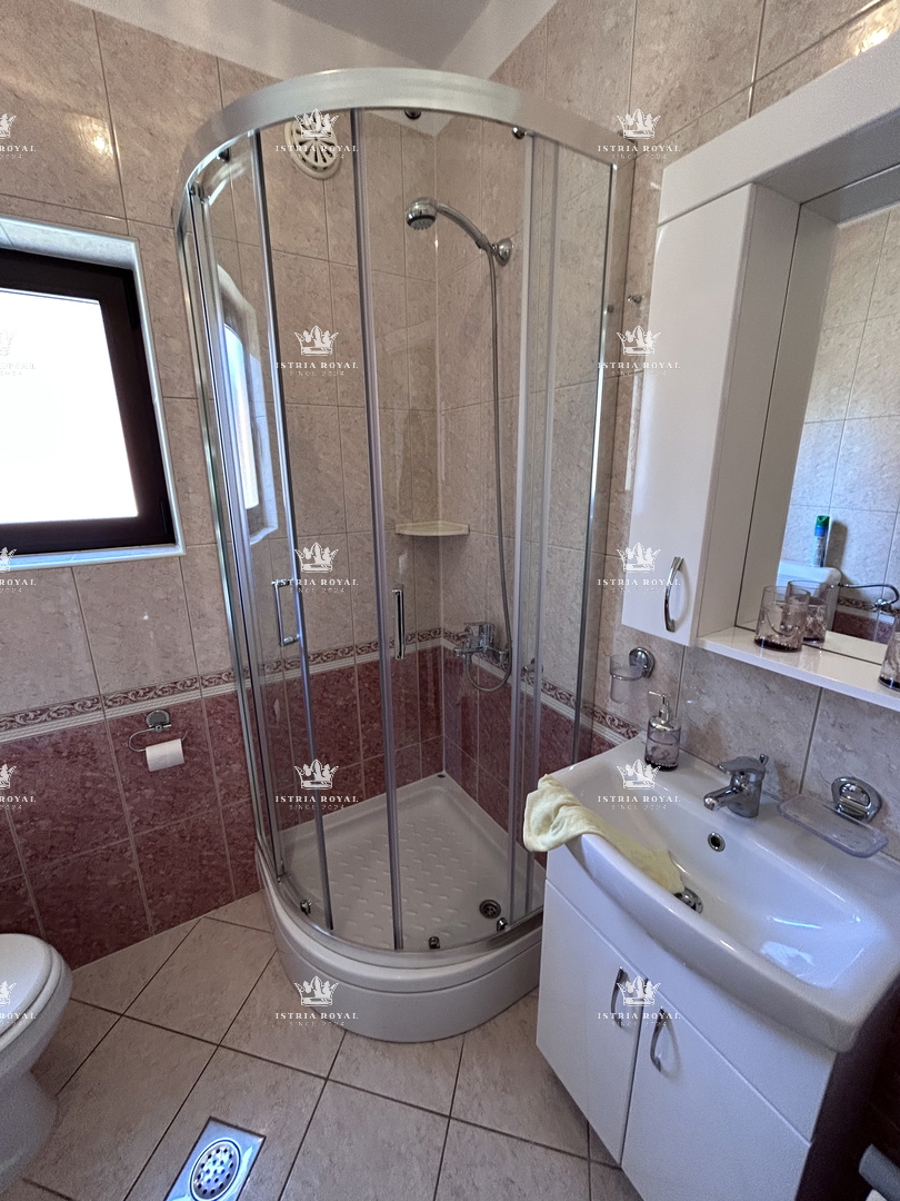 Istria, Novigrad, casa indipendente abitabile con 4 appartamenti, 330 m2, terreno di 600 m2, in vendita