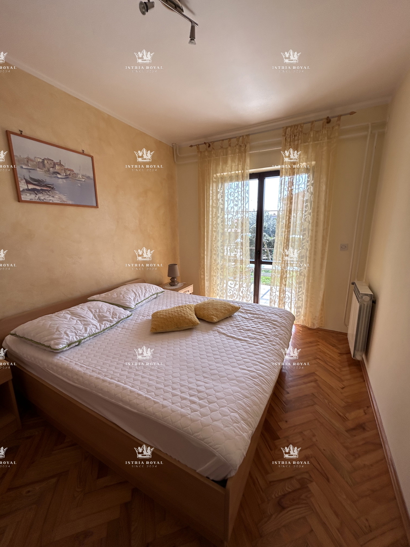 Istria, Novigrad, casa indipendente abitabile con 4 appartamenti, 330 m2, terreno di 600 m2, in vendita