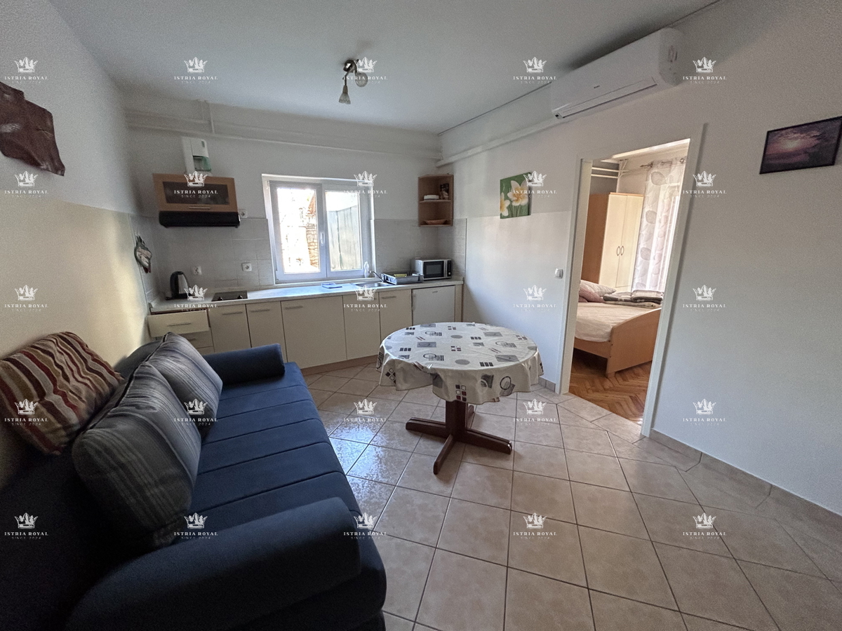 Istria, Novigrad, casa indipendente abitabile con 4 appartamenti, 330 m2, terreno di 600 m2, in vendita