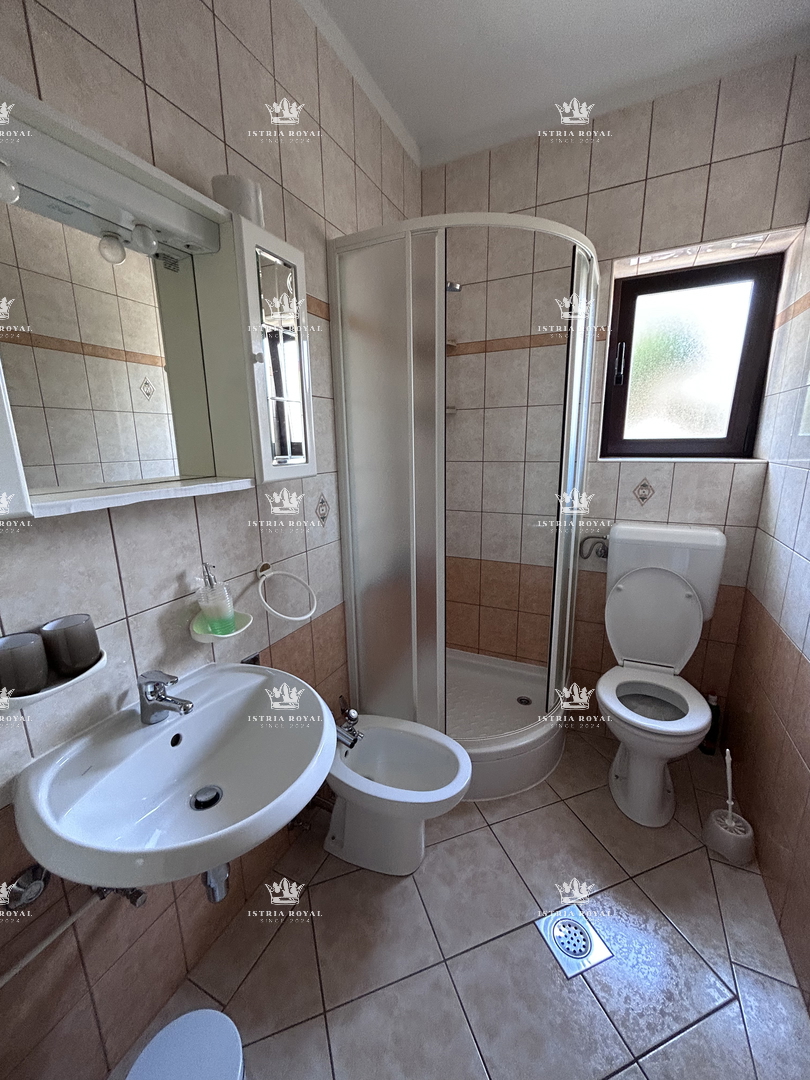 Istria, Novigrad, casa indipendente abitabile con 4 appartamenti, 330 m2, terreno di 600 m2, in vendita