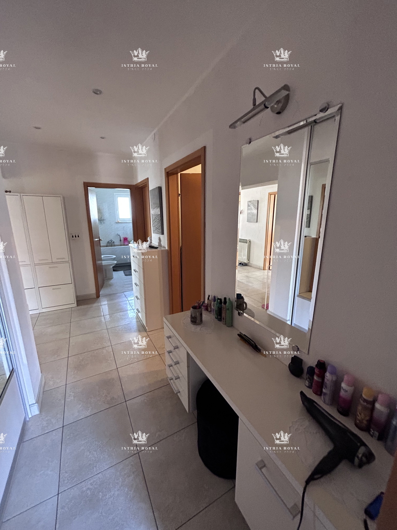 Istria, Novigrad, casa indipendente abitabile con 4 appartamenti, 330 m2, terreno di 600 m2, in vendita