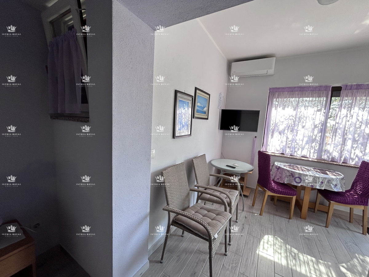 Istria, Novigrad, casa indipendente abitabile con 4 appartamenti, 330 m2, terreno di 600 m2, in vendita