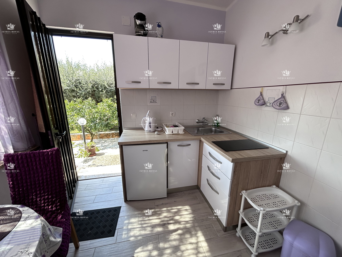Istria, Novigrad, casa indipendente abitabile con 4 appartamenti, 330 m2, terreno di 600 m2, in vendita