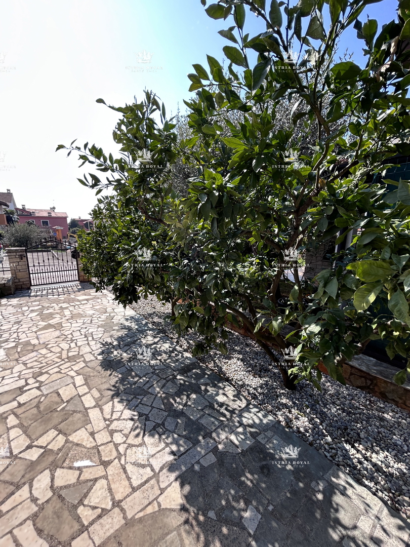 Istria, Novigrad, casa indipendente abitabile con 4 appartamenti, 330 m2, terreno di 600 m2, in vendita