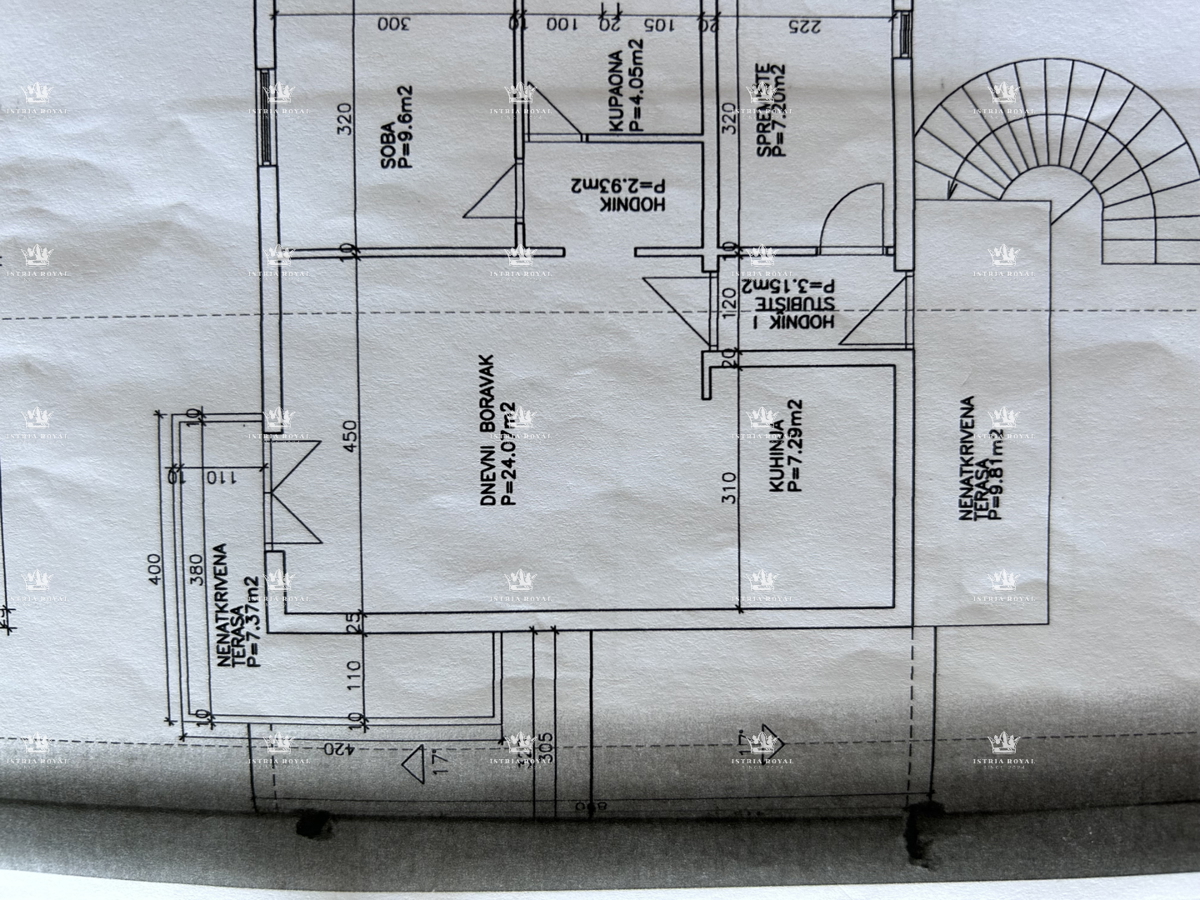 Istria, Kršin vicino a Novigrad, due appartamenti 130 m2, cortile 140 m2, parcheggio