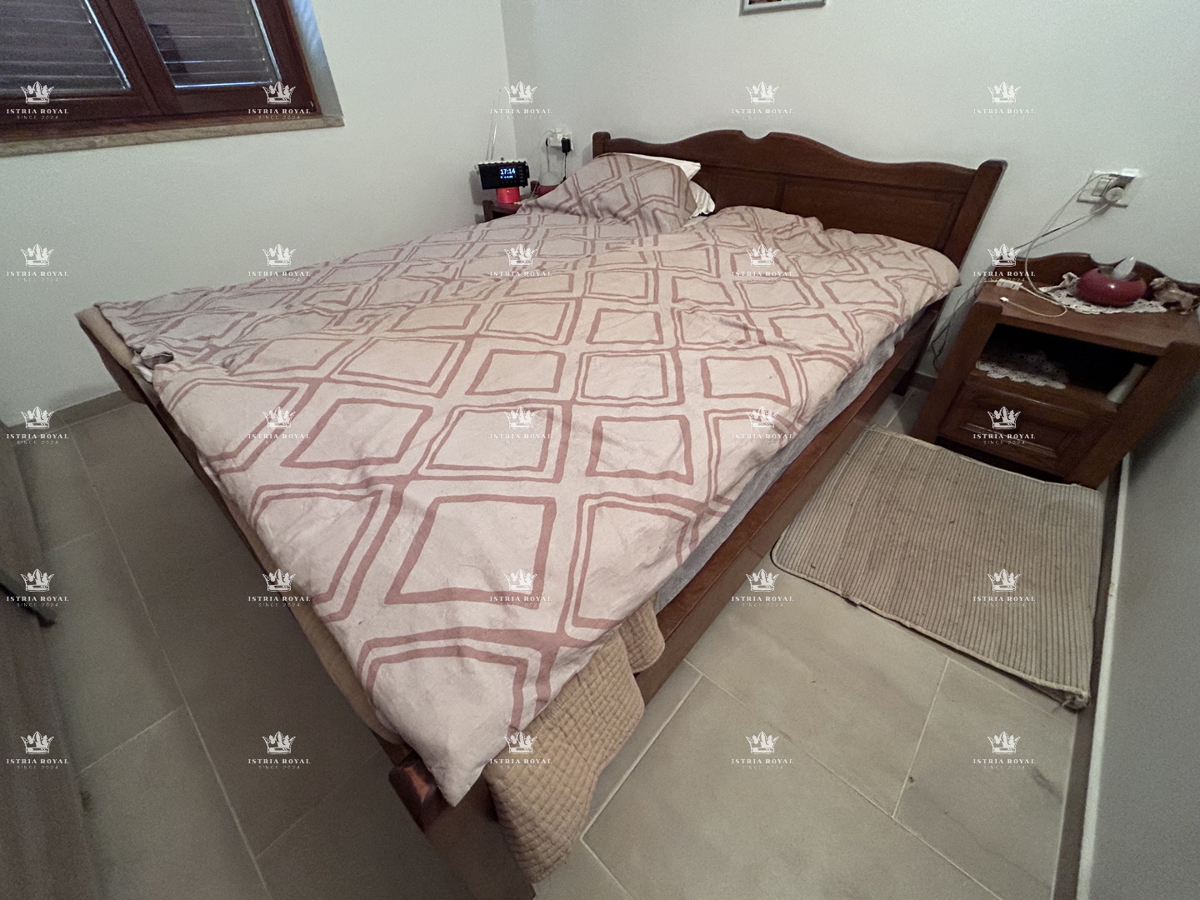 Istria, Kršin vicino a Novigrad, due appartamenti 130 m2, cortile 140 m2, parcheggio