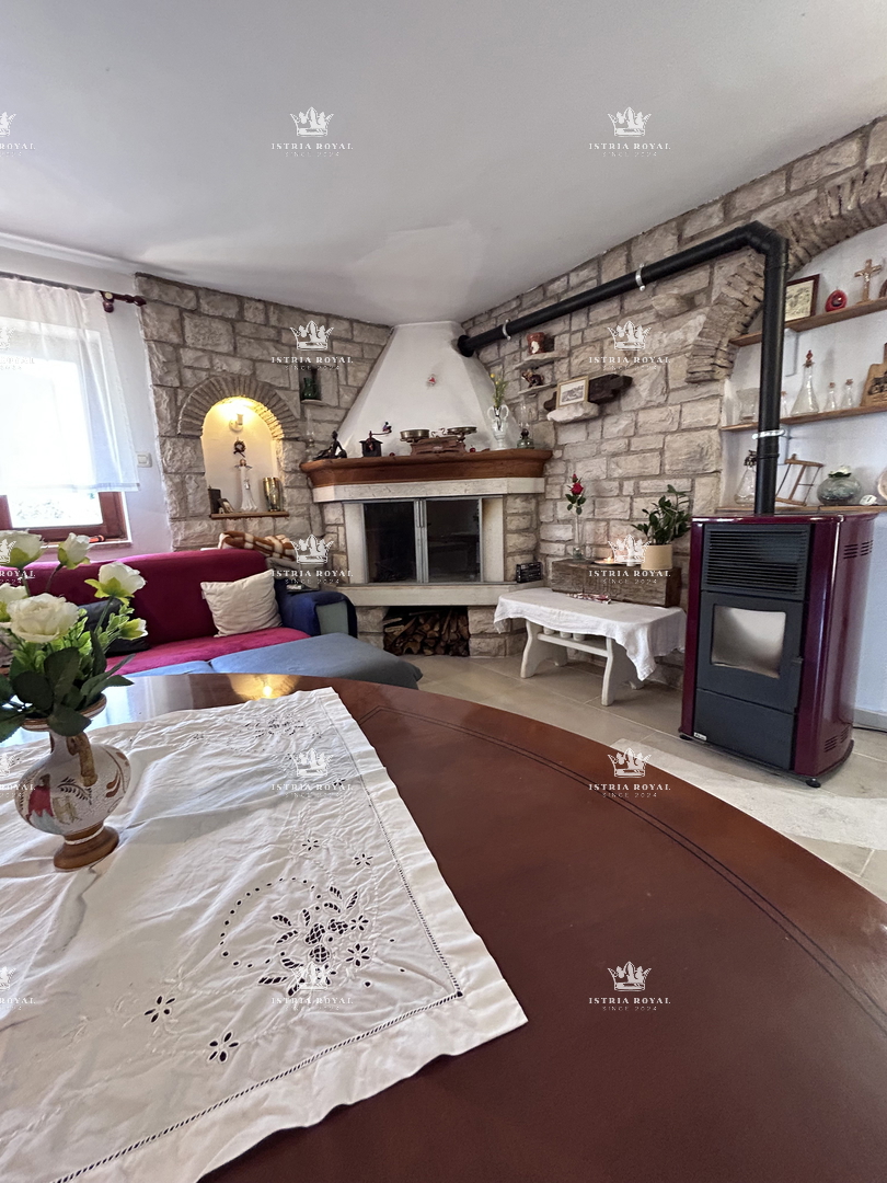 Istria, Kršin vicino a Novigrad, due appartamenti 130 m2, cortile 140 m2, parcheggio