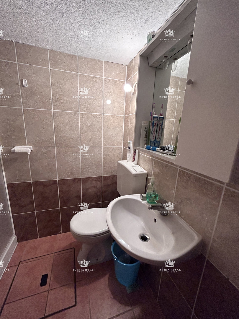 Istria, Kršin vicino a Novigrad, due appartamenti 130 m2, cortile 140 m2, parcheggio