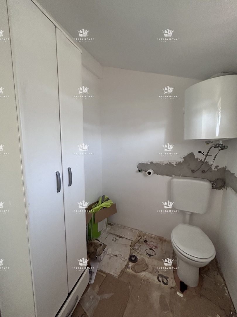 Istria, Kršin vicino a Novigrad, due appartamenti 130 m2, cortile 140 m2, parcheggio