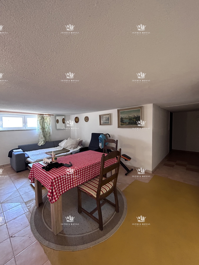 Istria, Kršin vicino a Novigrad, due appartamenti 130 m2, cortile 140 m2, parcheggio