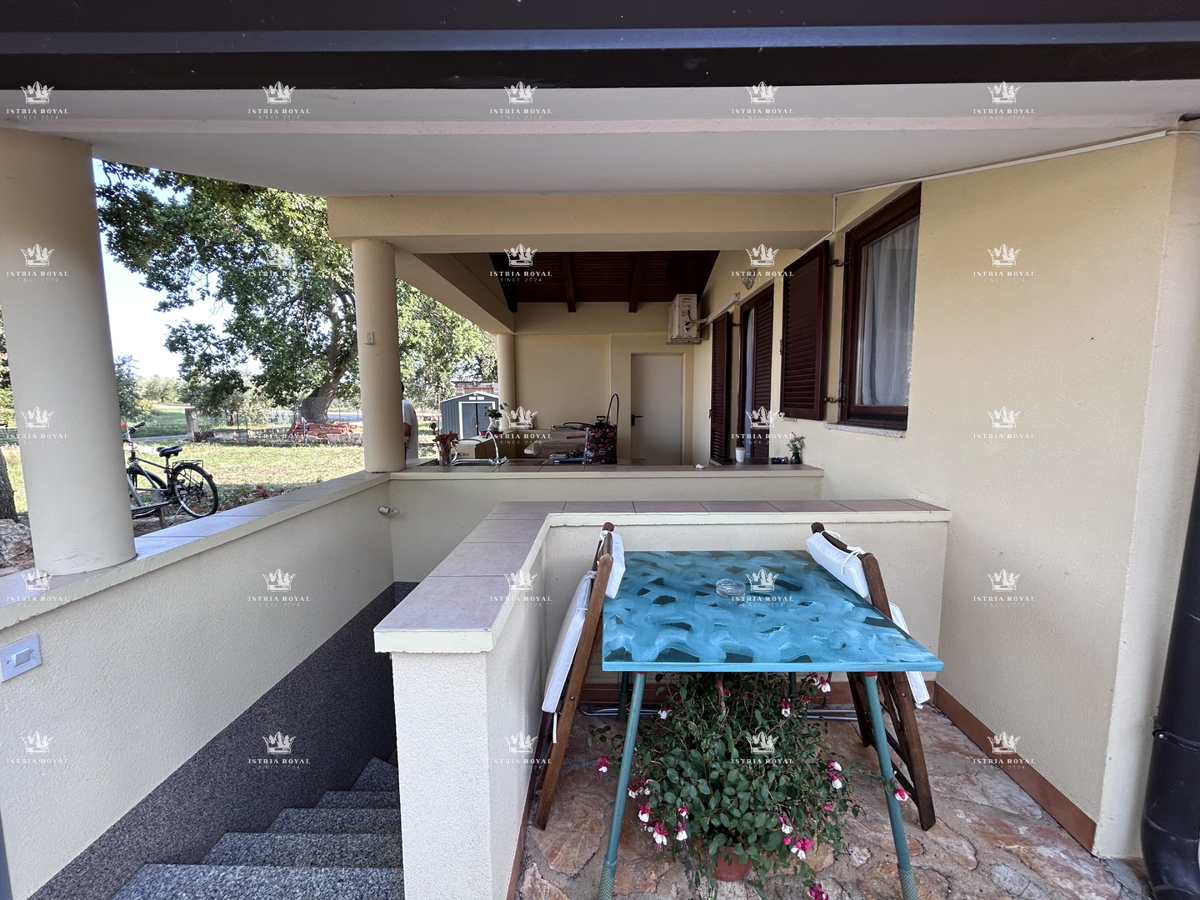 Istria, Kršin vicino a Novigrad, due appartamenti 130 m2, cortile 140 m2, parcheggio