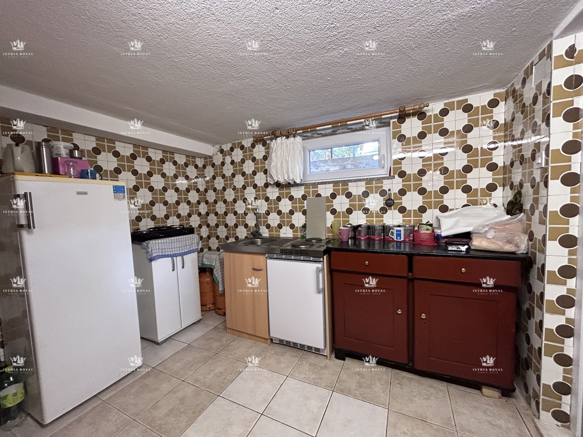 Istria, Kršin vicino a Novigrad, due appartamenti 130 m2, cortile 140 m2, parcheggio