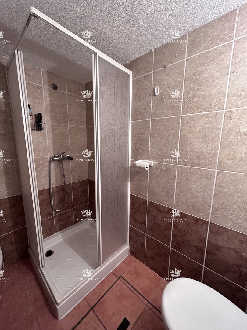 Istria, Kršin vicino a Novigrad, due appartamenti 130 m2, cortile 140 m2, parcheggio