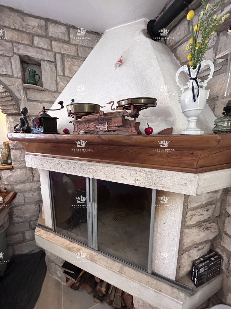 Istria, Kršin vicino a Novigrad, due appartamenti 130 m2, cortile 140 m2, parcheggio