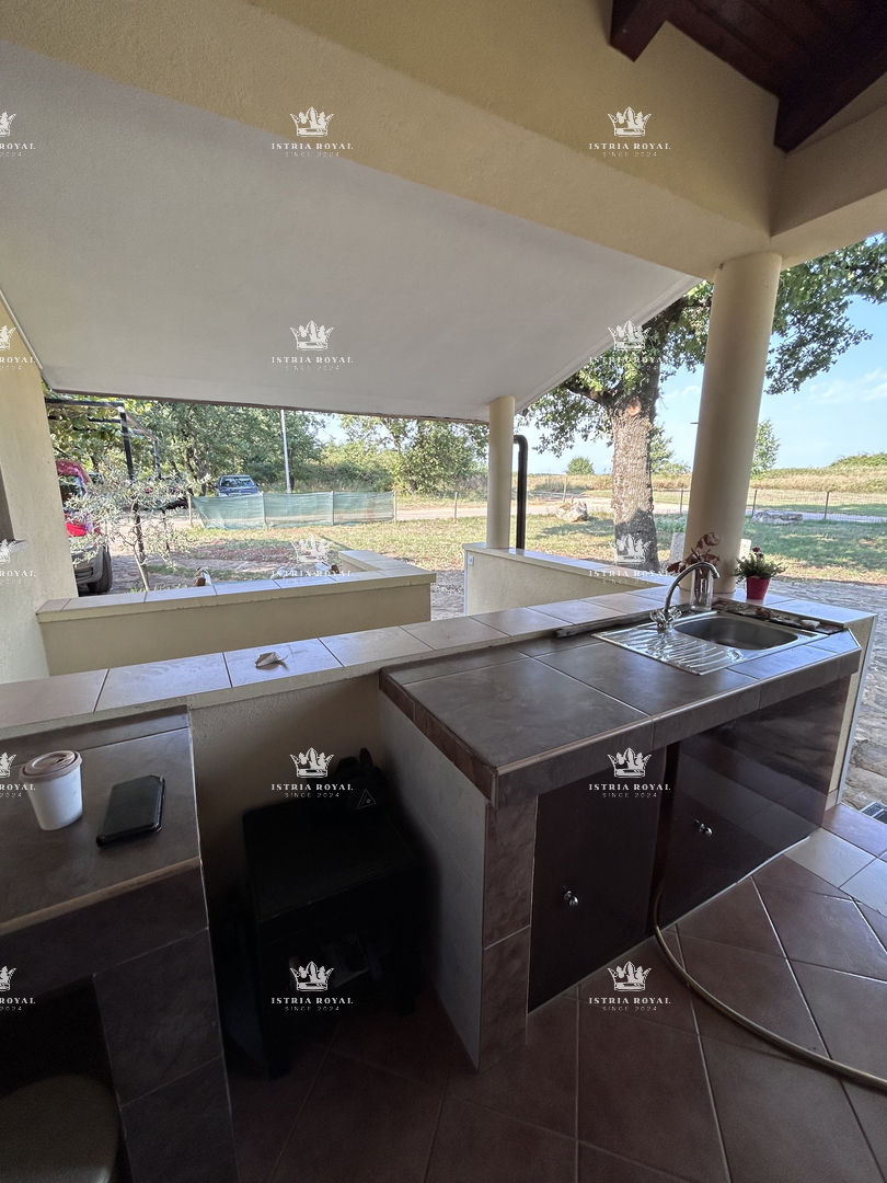 Istria, Kršin vicino a Novigrad, due appartamenti 130 m2, cortile 140 m2, parcheggio