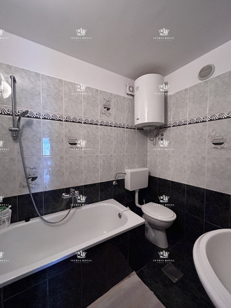 Istria, Kršin vicino a Novigrad, due appartamenti 130 m2, cortile 140 m2, parcheggio