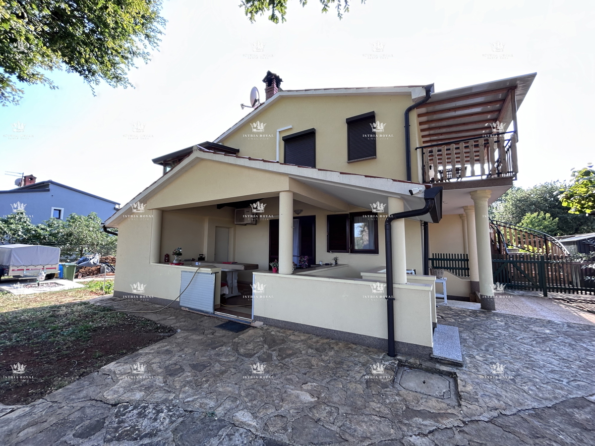 Istria, Kršin vicino a Novigrad, due appartamenti 130 m2, cortile 140 m2, parcheggio