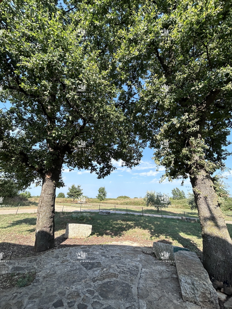 Istria, Kršin vicino a Novigrad, due appartamenti 130 m2, cortile 140 m2, parcheggio