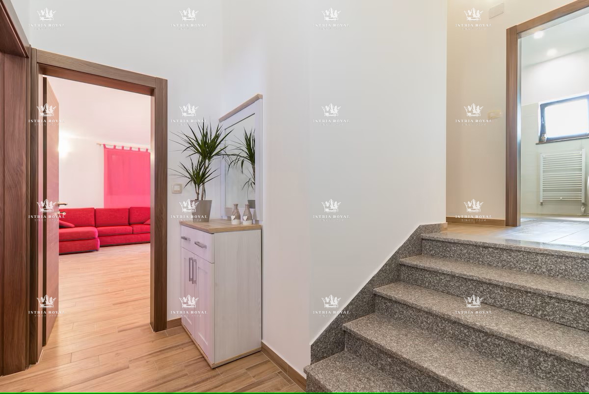 Villa indipendente con piscina in posizione tranquilla – Valdebek, Pola