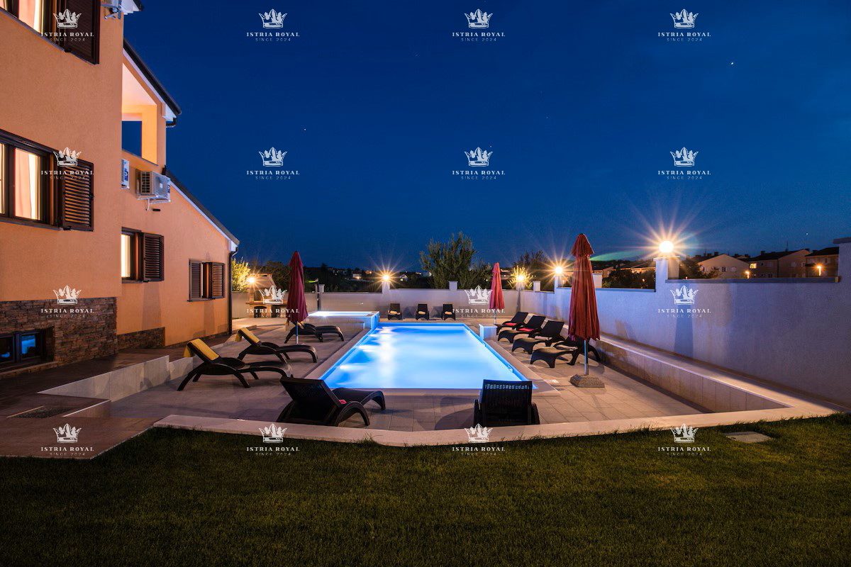 Villa indipendente con piscina in posizione tranquilla – Valdebek, Pola