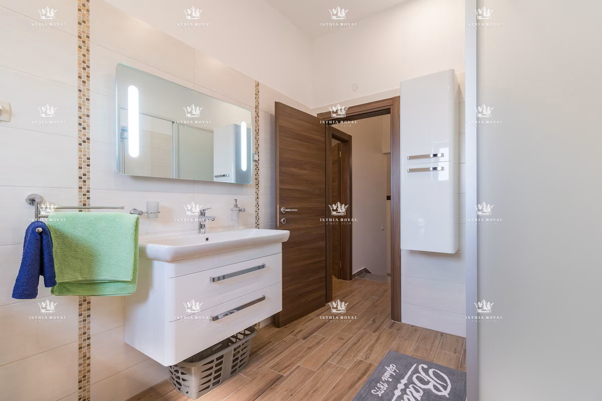 Villa indipendente con piscina in posizione tranquilla – Valdebek, Pola