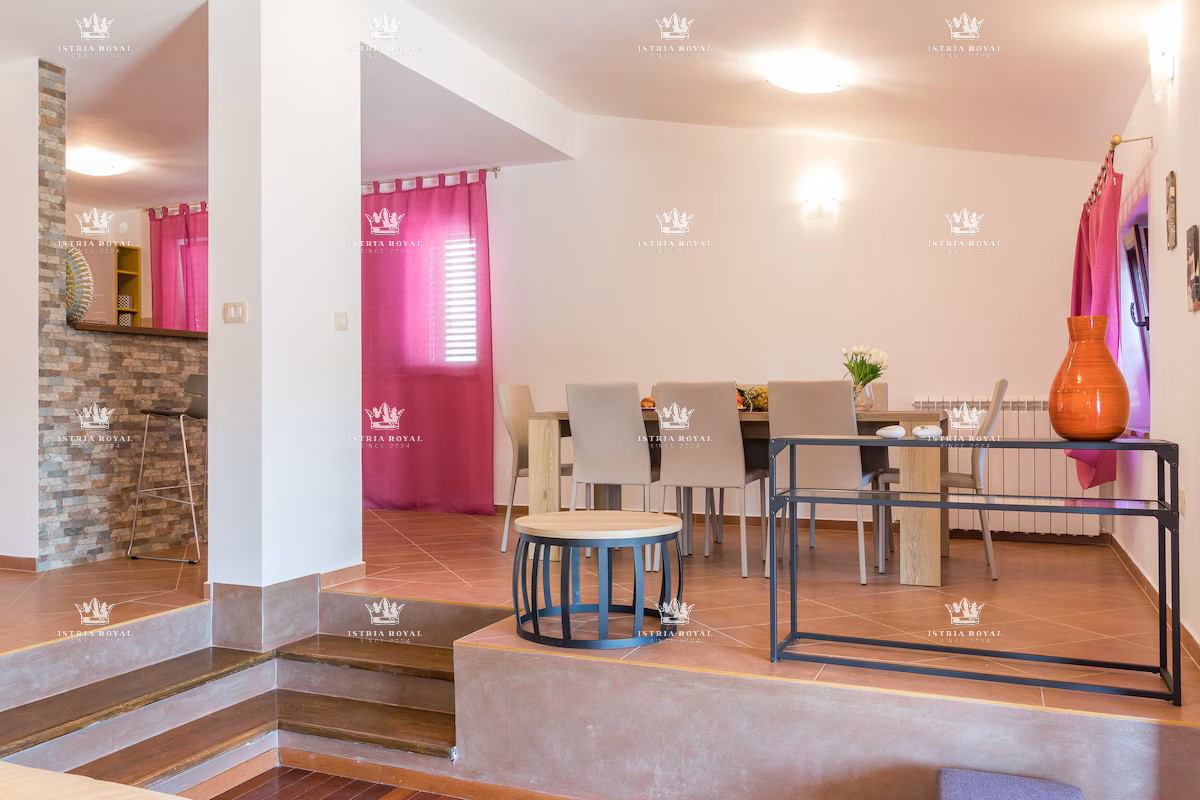 Villa indipendente con piscina in posizione tranquilla – Valdebek, Pola