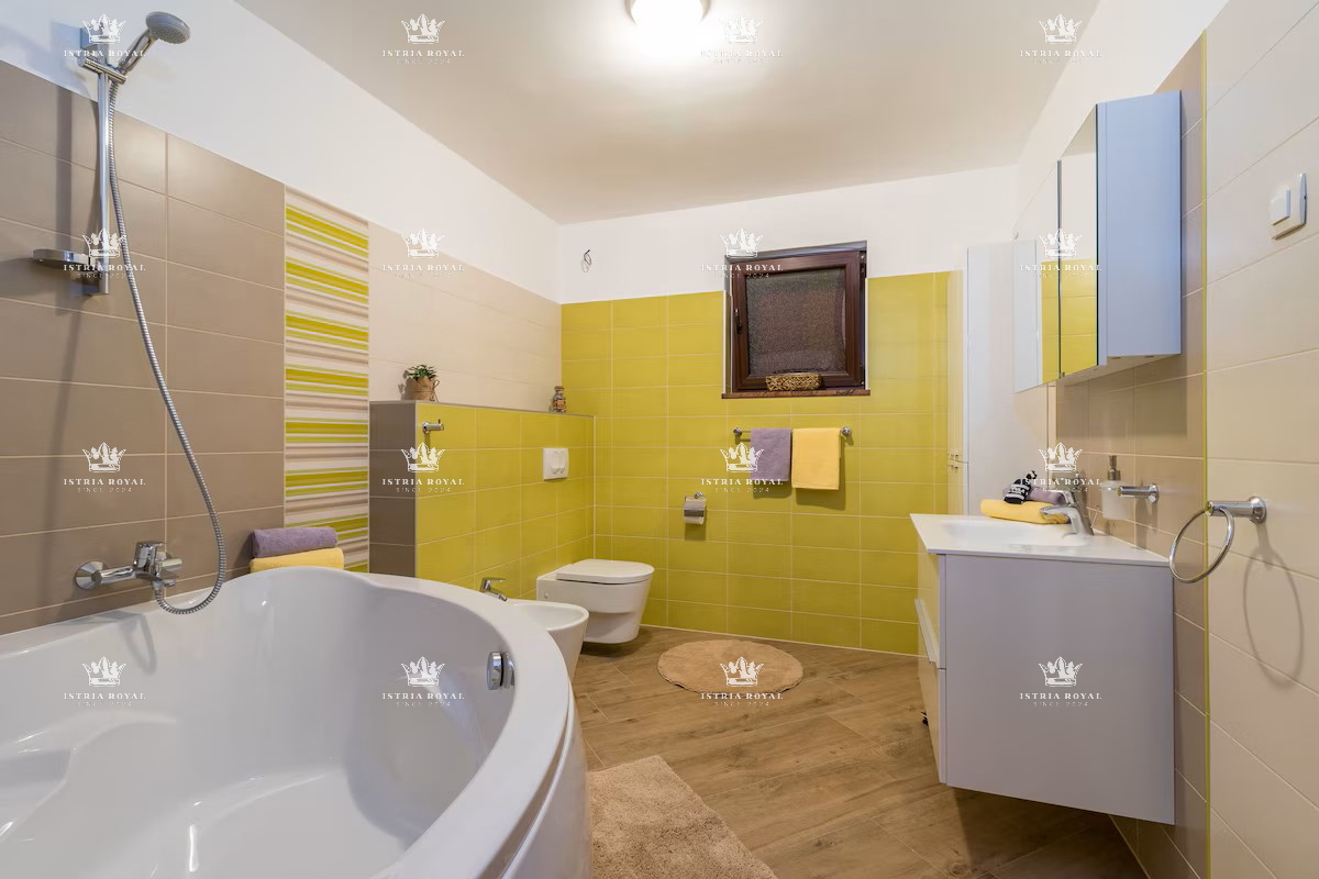 Villa indipendente con piscina in posizione tranquilla – Valdebek, Pola