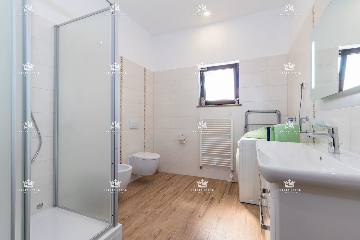 Villa indipendente con piscina in posizione tranquilla – Valdebek, Pola