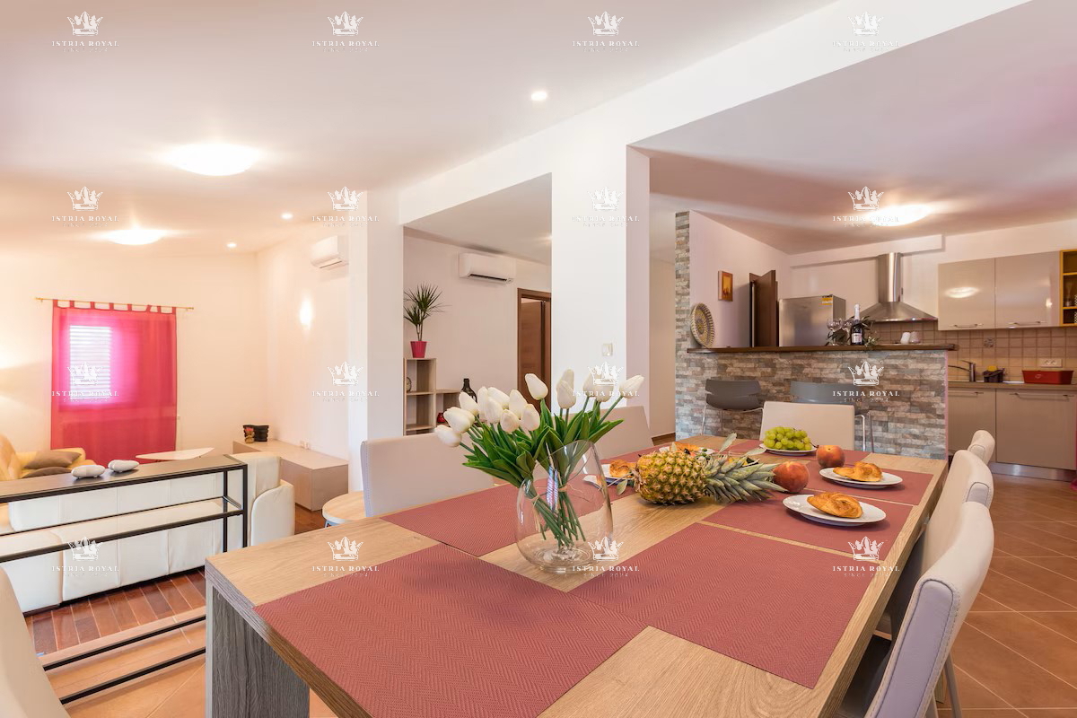 Villa indipendente con piscina in posizione tranquilla – Valdebek, Pola