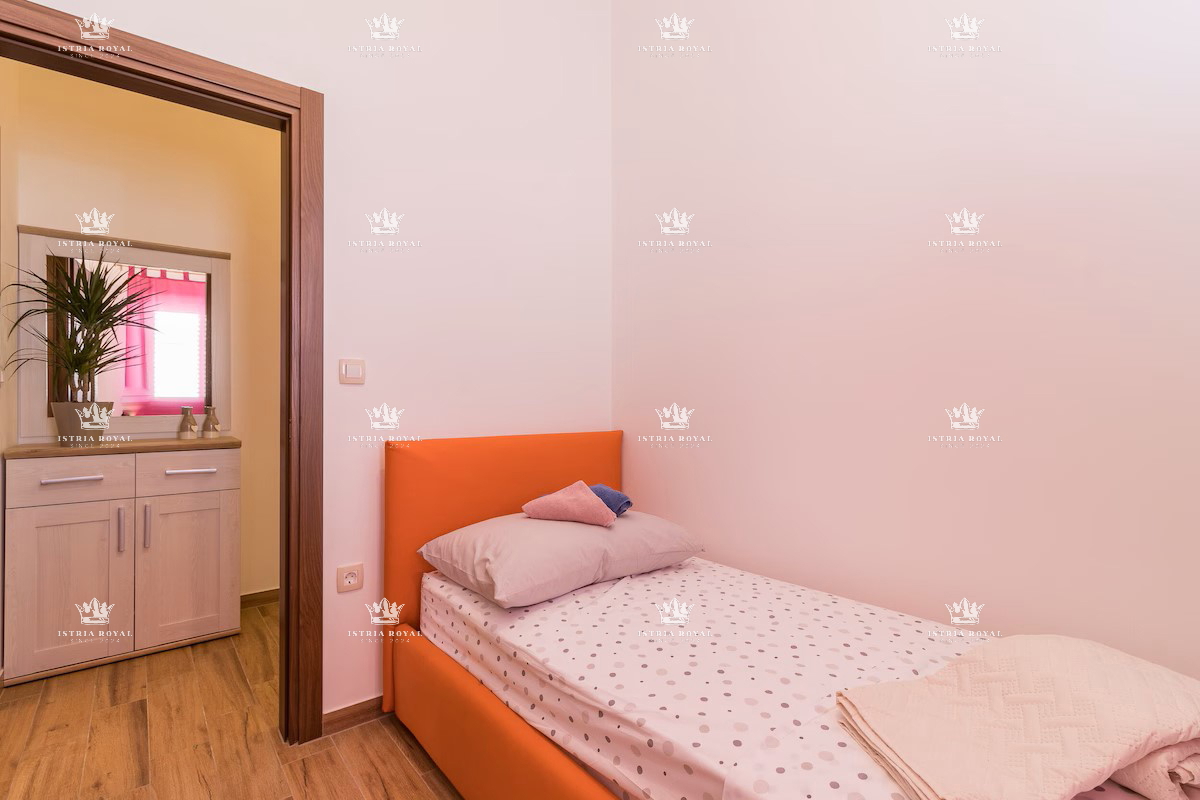 Villa indipendente con piscina in posizione tranquilla – Valdebek, Pola