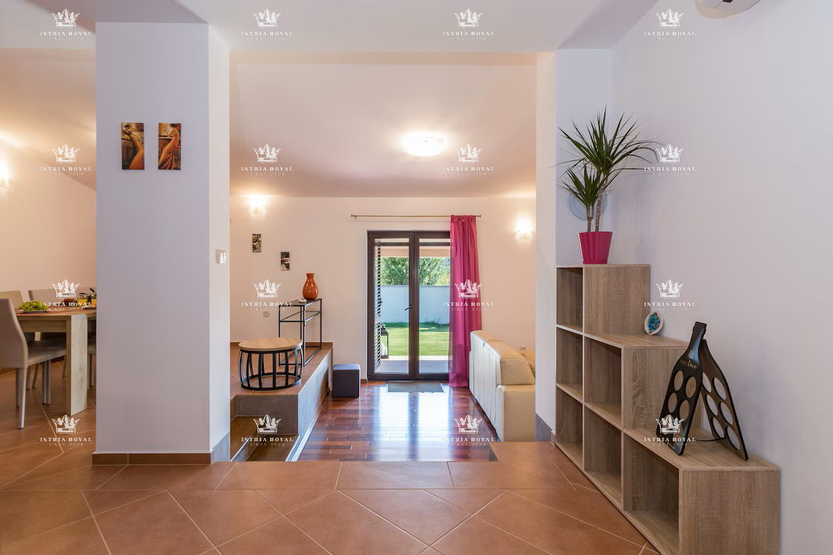 Villa indipendente con piscina in posizione tranquilla – Valdebek, Pola