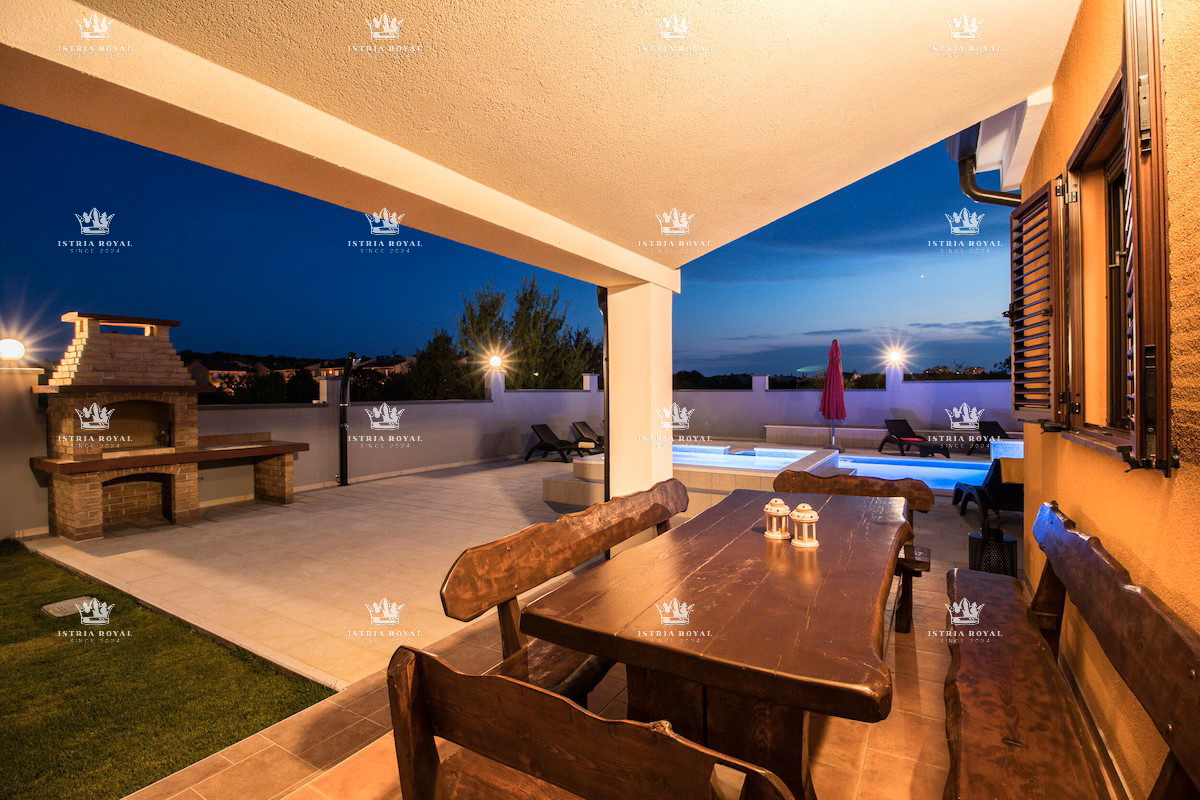 Villa indipendente con piscina in posizione tranquilla – Valdebek, Pola