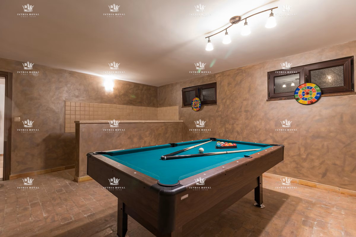 Villa indipendente con piscina in posizione tranquilla – Valdebek, Pola
