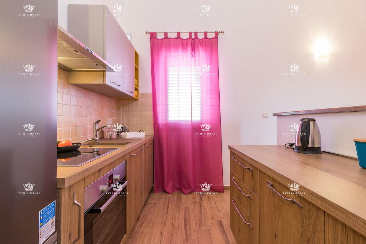 Villa indipendente con piscina in posizione tranquilla – Valdebek, Pola