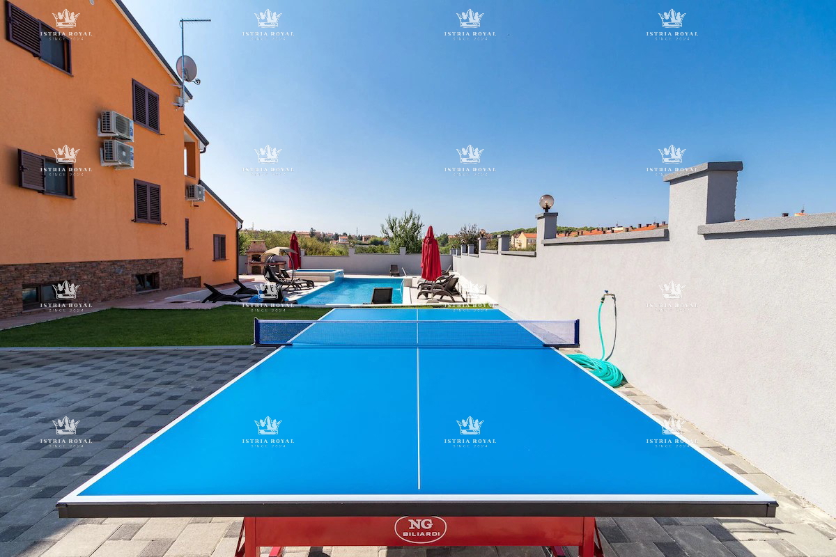 Villa indipendente con piscina in posizione tranquilla – Valdebek, Pola