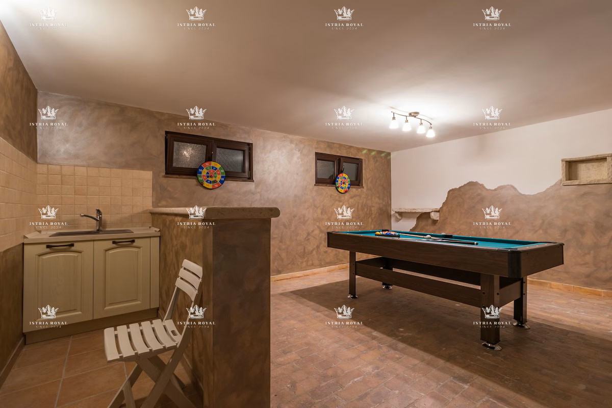 Villa indipendente con piscina in posizione tranquilla – Valdebek, Pola