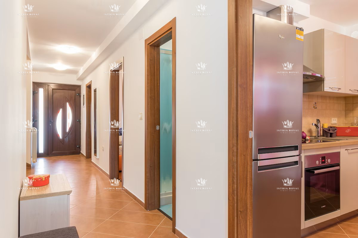 Villa indipendente con piscina in posizione tranquilla – Valdebek, Pola