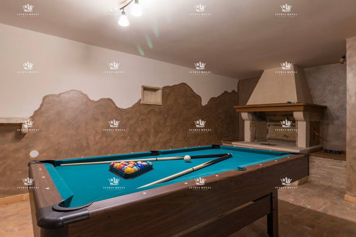 Villa indipendente con piscina in posizione tranquilla – Valdebek, Pola