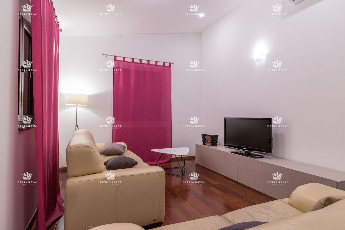 Villa indipendente con piscina in posizione tranquilla – Valdebek, Pola