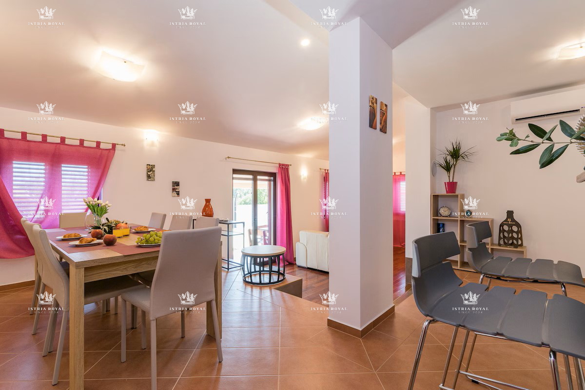 Villa indipendente con piscina in posizione tranquilla – Valdebek, Pola