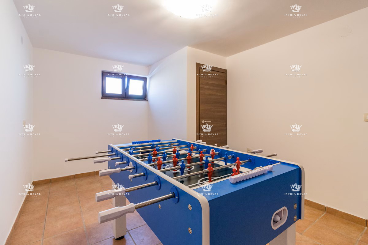 Villa indipendente con piscina in posizione tranquilla – Valdebek, Pola