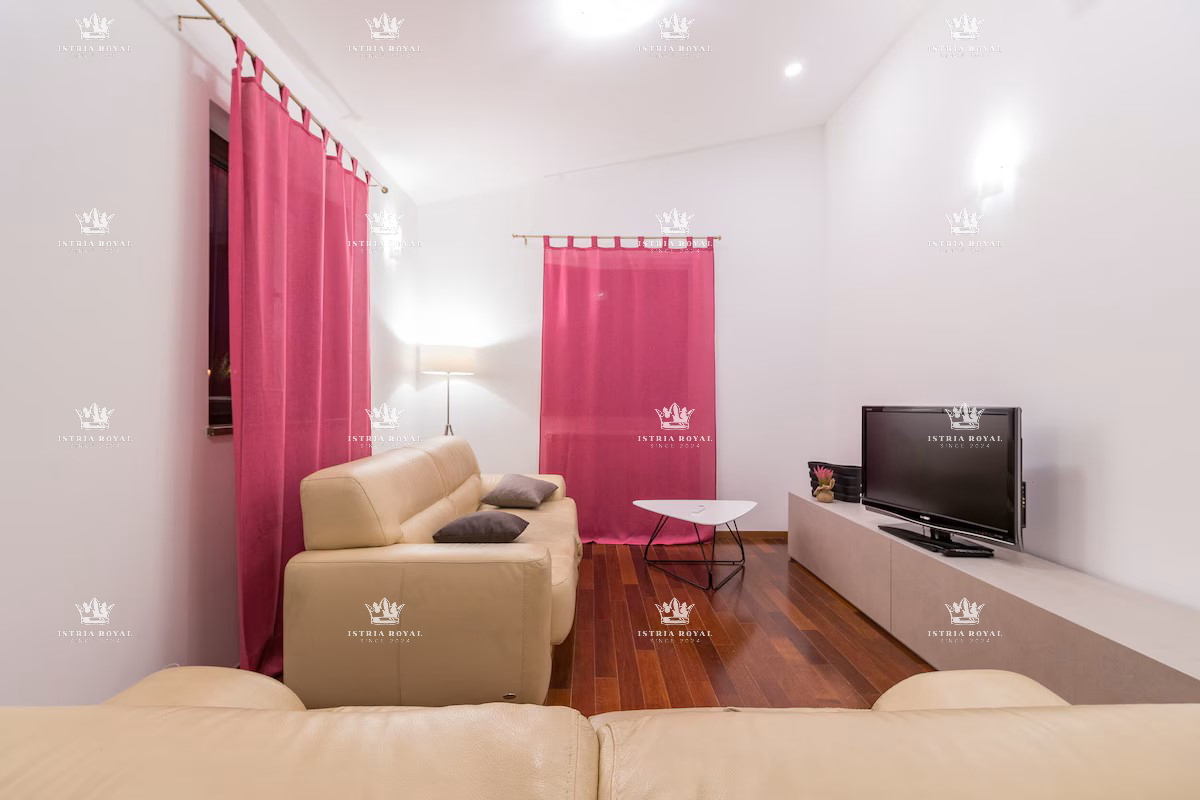 Villa indipendente con piscina in posizione tranquilla – Valdebek, Pola
