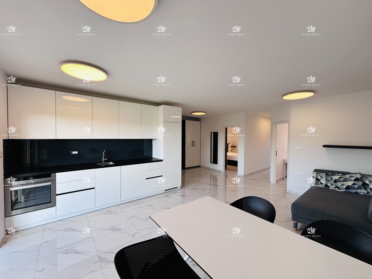 VENDITA ESCLUSIVA, appartamento di pregio 73m2, due posti auto, terrazza sul tetto 80m2, vista mare, 2 camere da letto + soggiorno con angolo cottura, Istria, Savudrija, 400m dal mare, di lusso