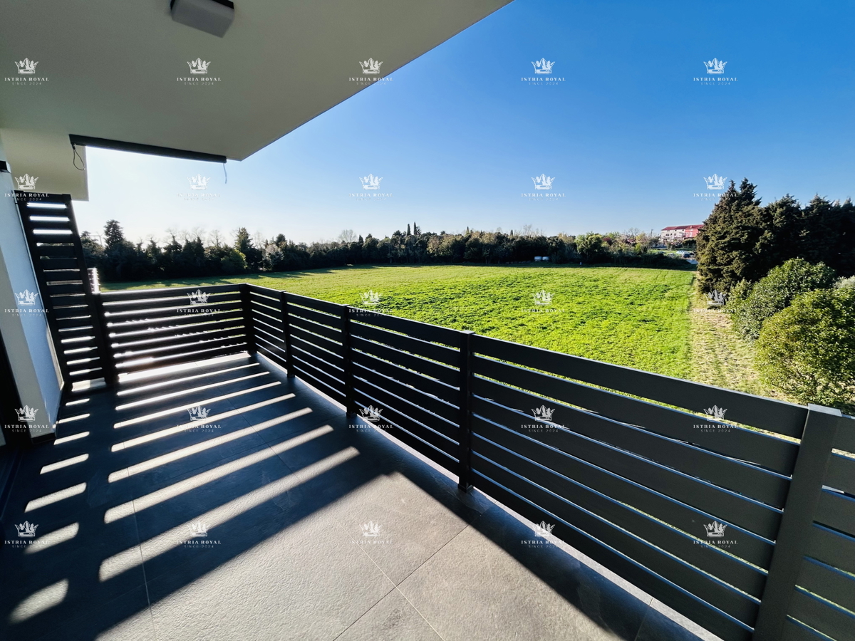 VENDITA ESCLUSIVA, appartamento di pregio 73m2, due posti auto, terrazza sul tetto 80m2, vista mare, 2 camere da letto + soggiorno con angolo cottura, Istria, Savudrija, 400m dal mare, di lusso