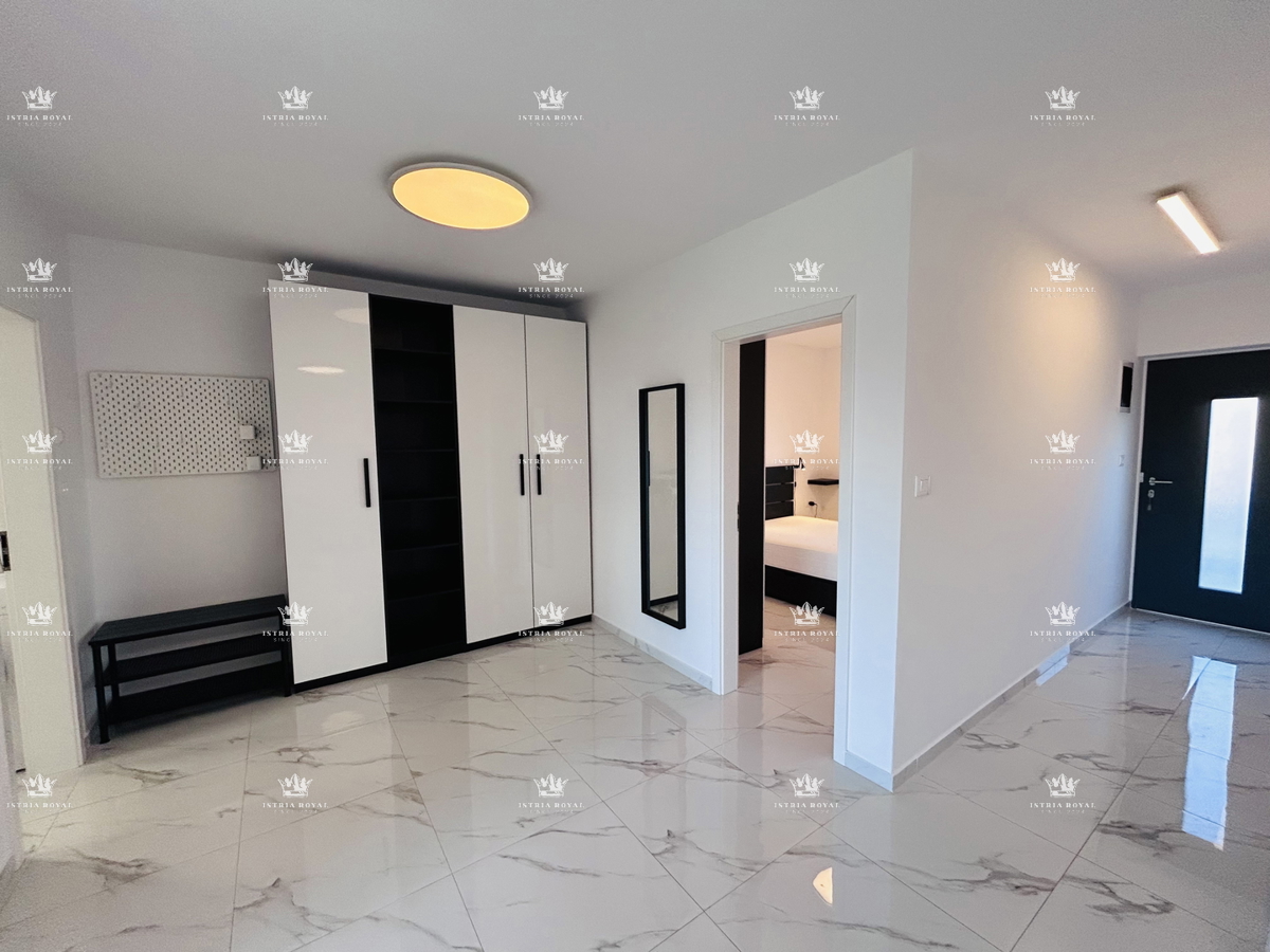 VENDITA ESCLUSIVA, appartamento di pregio 73m2, due posti auto, terrazza sul tetto 80m2, vista mare, 2 camere da letto + soggiorno con angolo cottura, Istria, Savudrija, 400m dal mare, di lusso